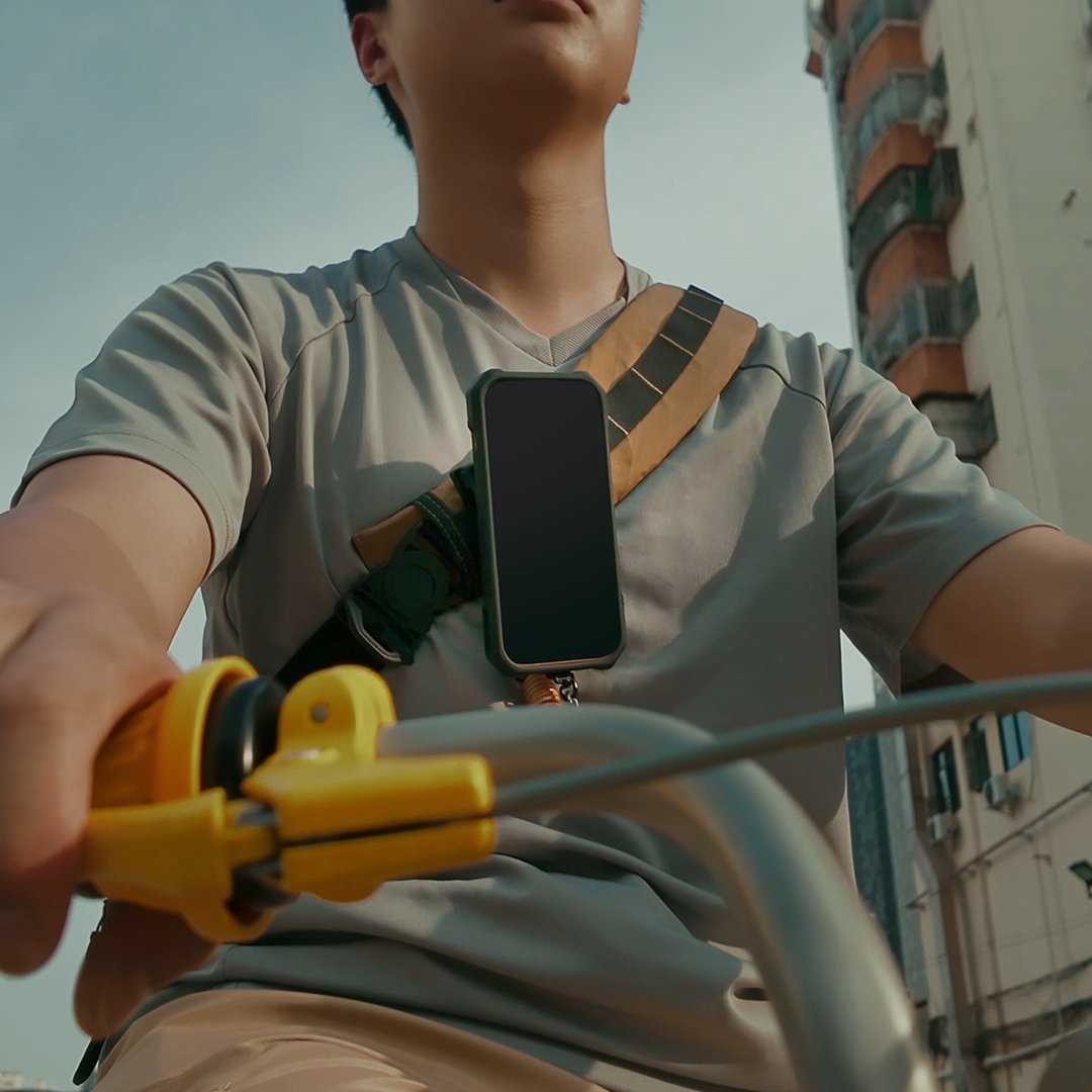 TacticalGeek: Quick-Release Magnetic Phone Mount for Straps