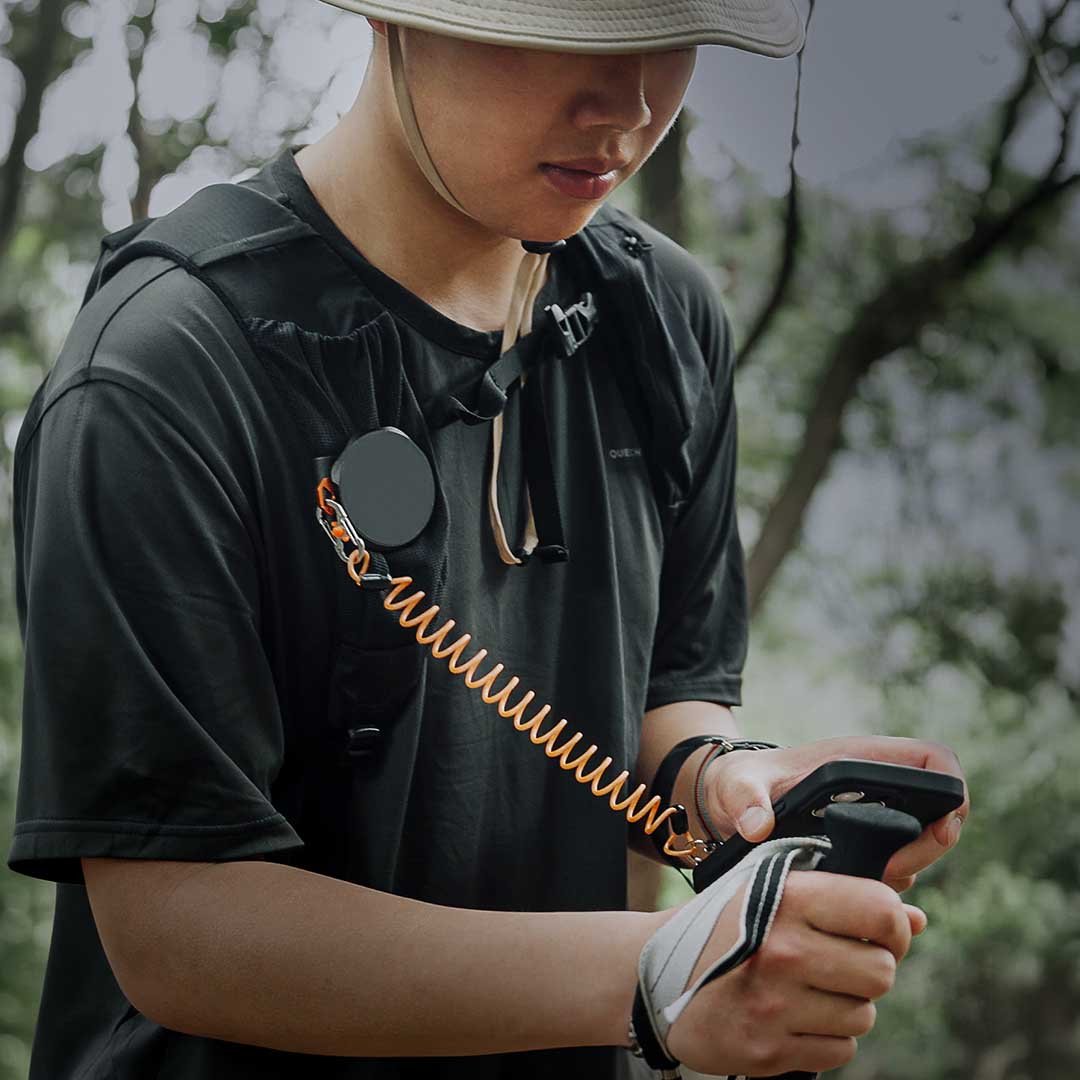 TacticalGeek: Quick-Release Magnetic Phone Mount for Straps
